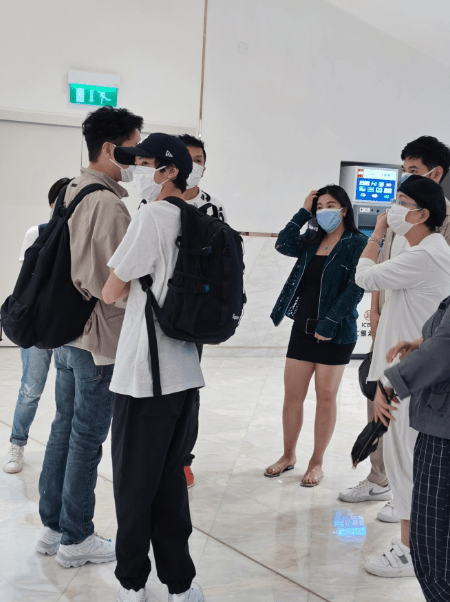 网友上海偶遇张智霖夫妇，袁咏仪长发披肩穿短裤秀出长腿，太少女