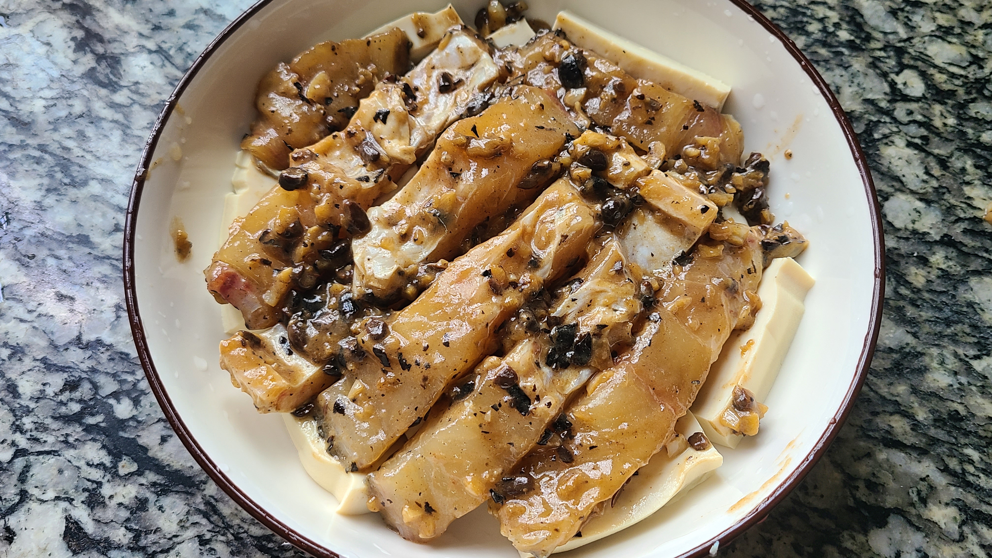 豆腐蒸鱼腩，广东人做出来就是好吃，香味四溢又简单，太下饭