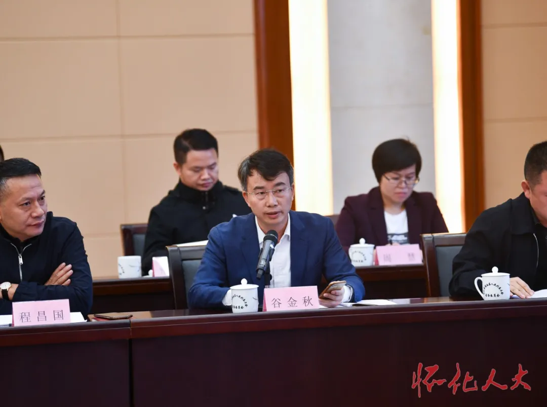 市人大代表评议建议办理工作会举行