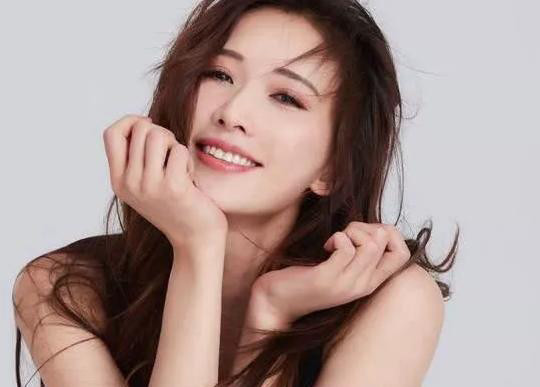 46岁林志玲曝近照，嫁日本老公两年仍未生育，气质大变似家庭主妇