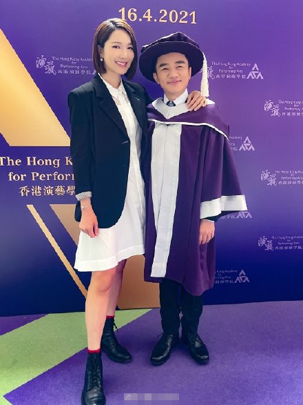 李亞男曬大女兒第一天上幼兒園，2歲天韻自己背書包，獨立又乖巧