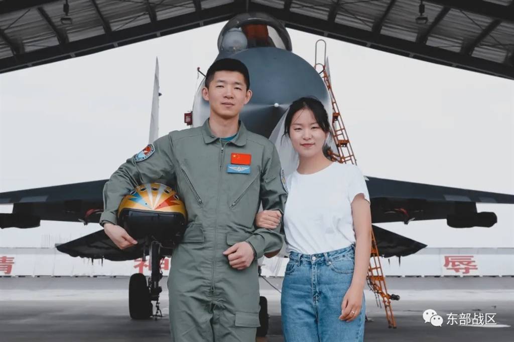 解放军最年轻“金头盔”飞行员亮相，2018年驾驶歼-16首战一举夺魁