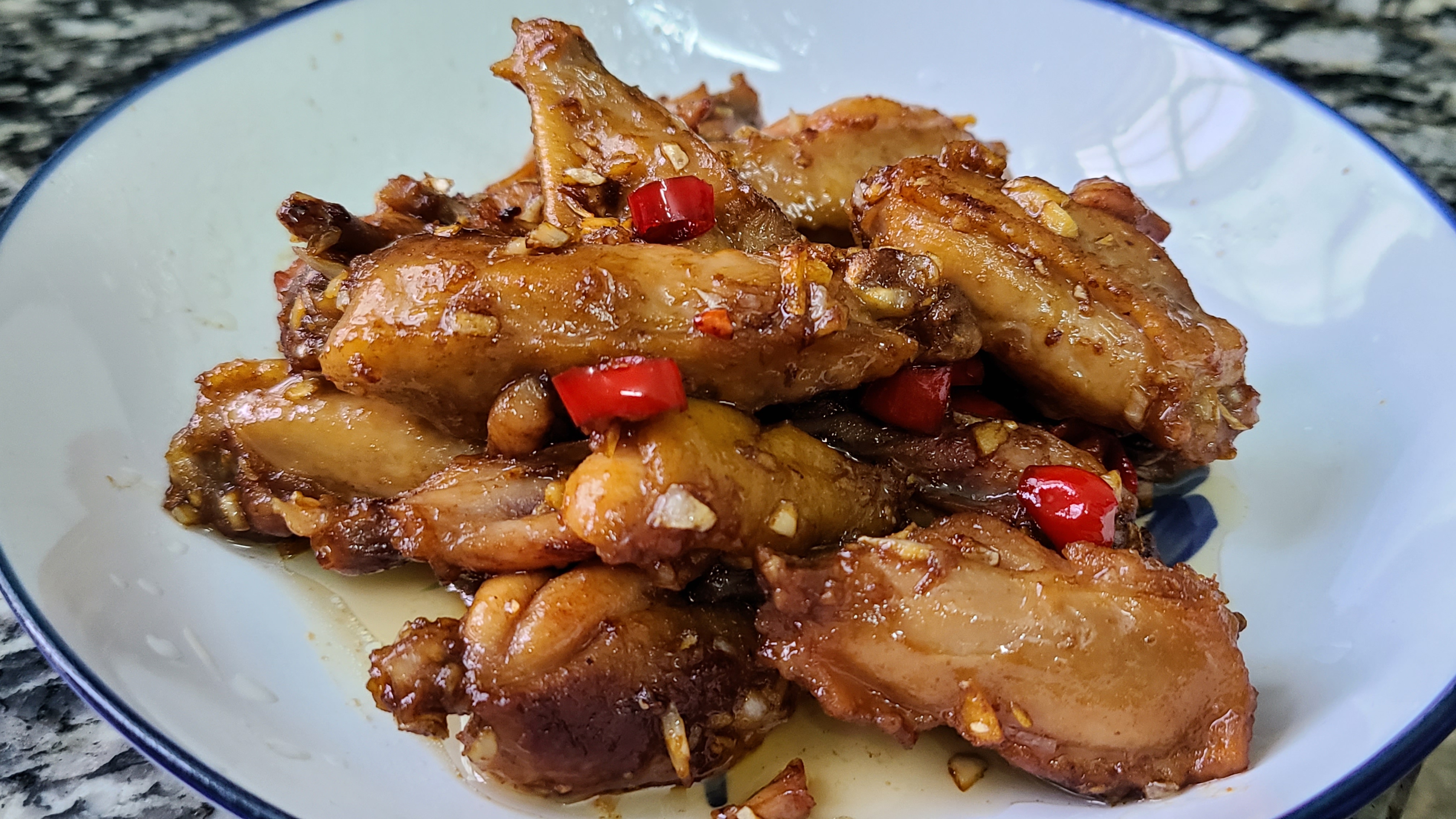 蒜香雞翅，很好吃的一道美食，學會這個家常做法，看著就想吃