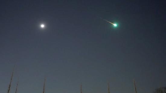 地外物體來了，熊熊“火球”日本上空飛過，難道霍金預言是真的？