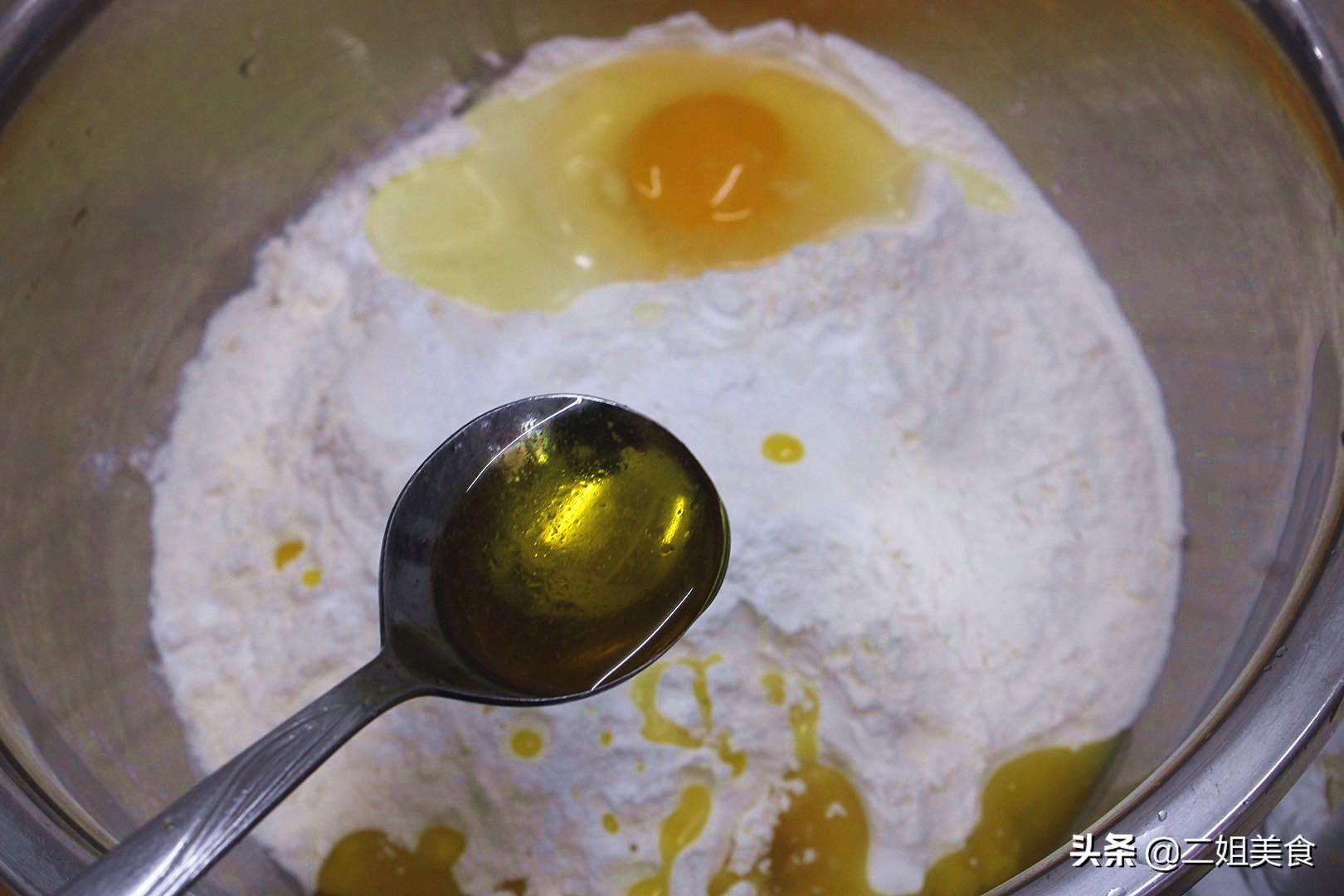 做油條時，牢記別放酵母粉了，大廚：多加兩樣，油條個個蓬鬆好吃