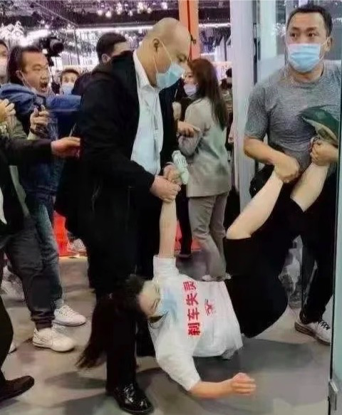 华为吊打特斯拉？自动驾驶赛道上，谁先慌了？