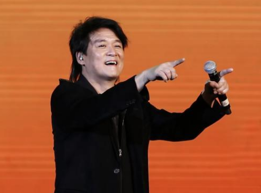 靳东发文庆44岁生日，晒俩儿子暖心画作，和周华健是同一天生日