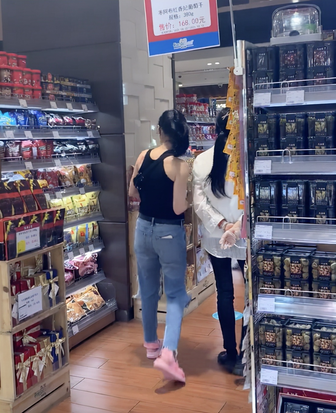 张柏芝逛超市被偶遇，背心配破洞牛仔裤超时髦，挥手打招呼很友善