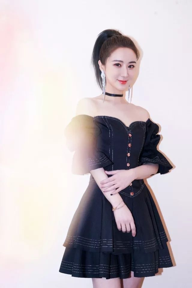 35岁薇娅年入20亿，从十八线模特到带货女王：光鲜背后是满地荆棘