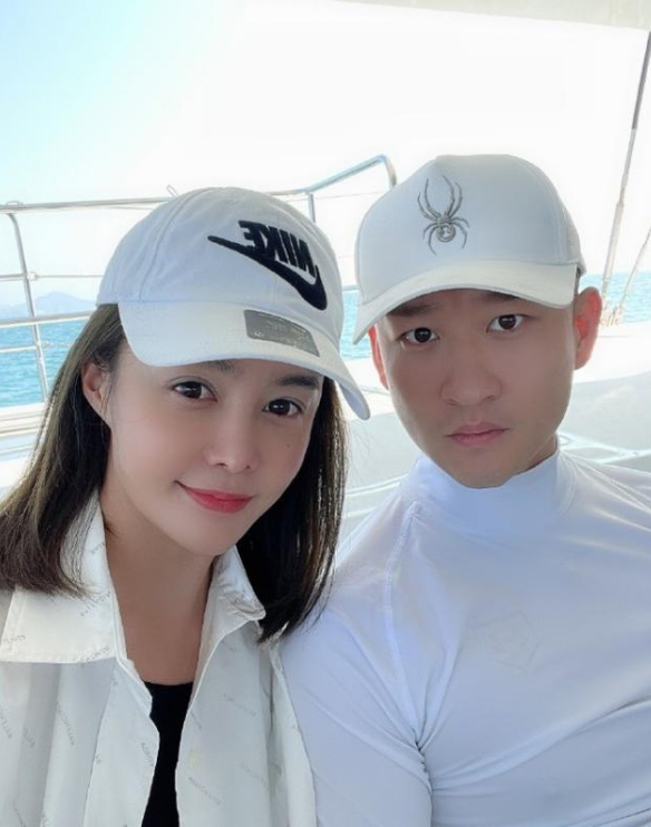 曹云金深夜与俩美女聚餐，街边热聊好惬意，却不见其女友在旁？