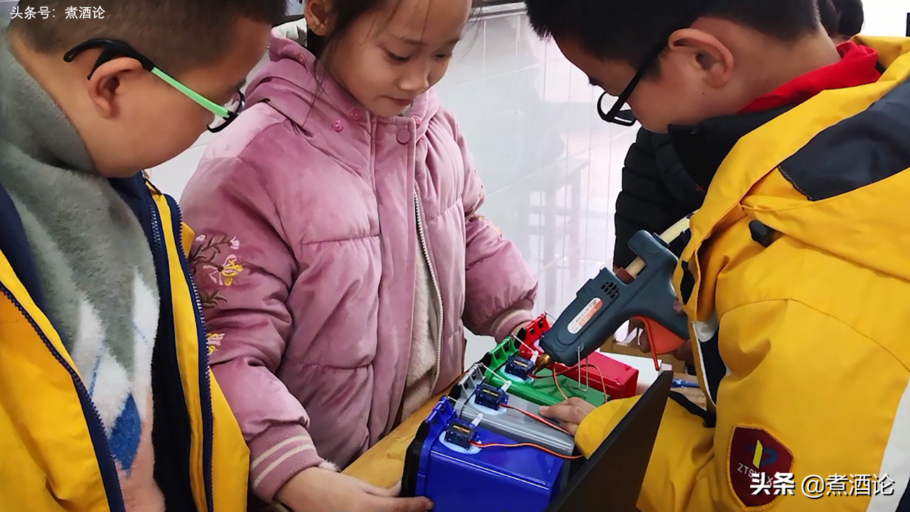 Pupil design gives intelligence to classify dustbin, speak rubbish name to open corresponding bucket lid automatically