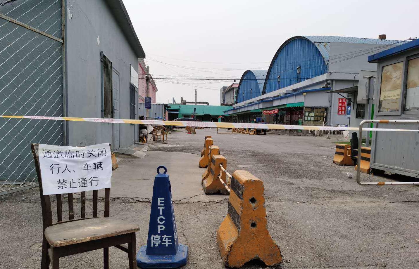 忍痛扔菜、2000人被隔离！看疫情暴风眼中的滞留