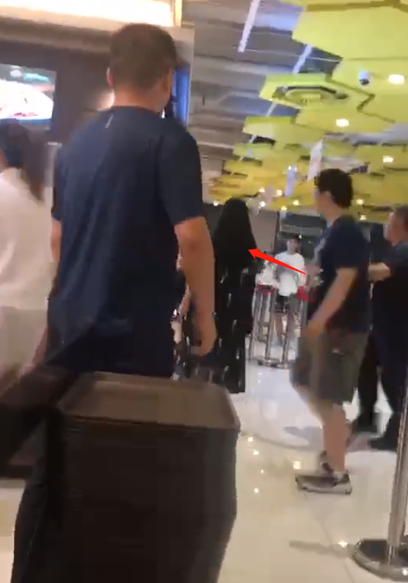 阿里女员工在餐厅内维权视频曝光，喊了半天无人理，保安全程漠视