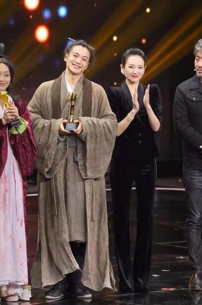 周一围黑粉粉头朱丹：她真的惨不自知吗？不，