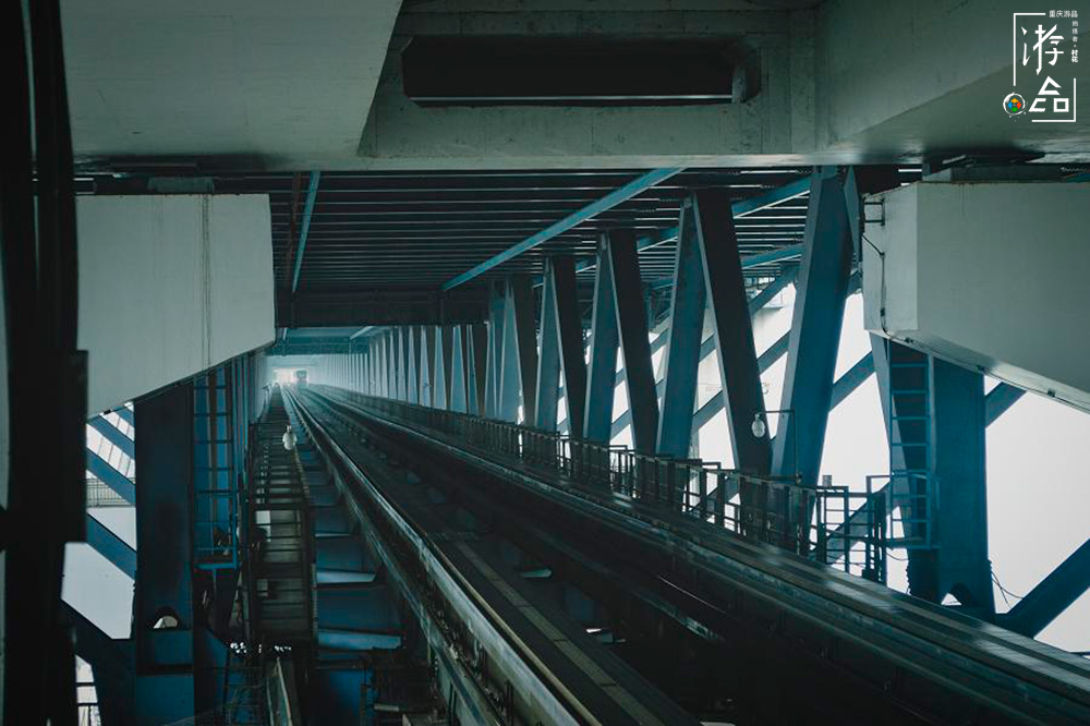 同样是重庆的轨道交通，3号线上的这个站点比李子坝更神奇