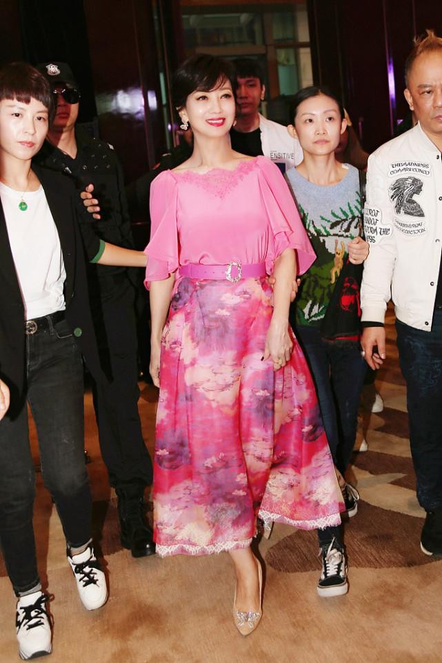 赵雅芝长相“冻住了”，奶奶年纪长相少女，一身粉气质减龄又青春