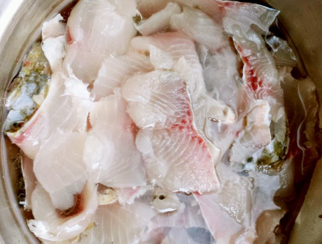 图片[3]-做酸菜鱼 直接腌制是不对的 大厨教我正确做法 鱼肉嫩滑不易碎-起舞食谱网