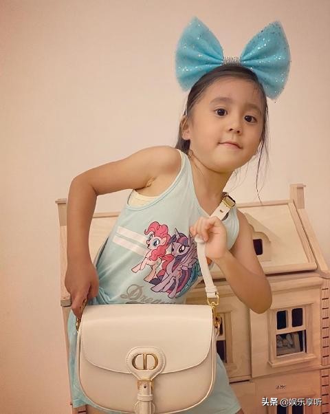 梧桐妹与两个妹妹合影，咘咘调皮做鬼脸，波妞笑到眼睛眯成一条缝