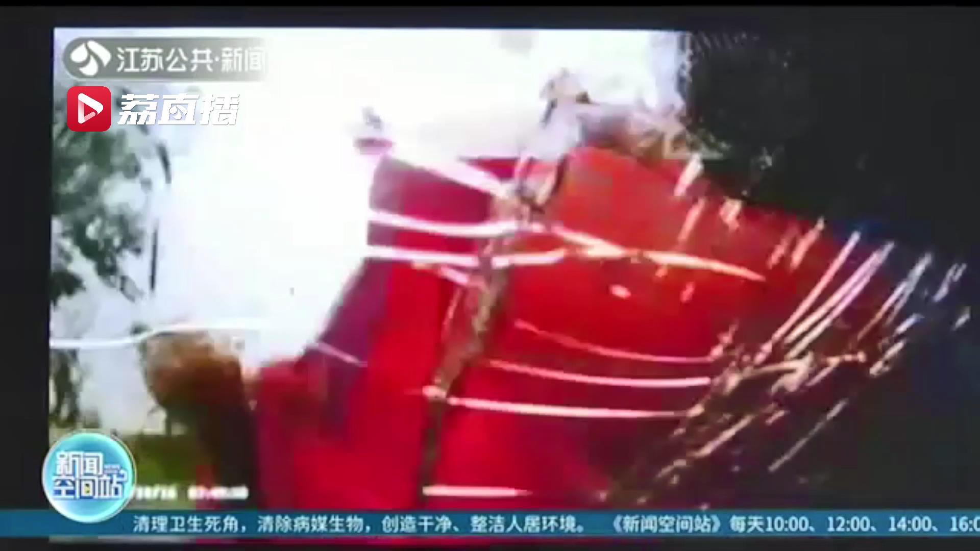 轿车雨天过路口未减速 电动车被撞飞30多米 安全头盔救了两命