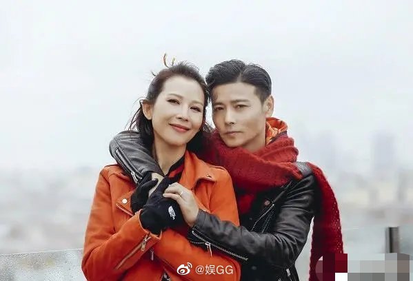 蔡少芬亲儿子叫起床，鱼蛋苦笑和张晋撞脸，被亲哭仍配合做表情