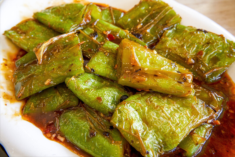 做虎皮青椒，先放油就錯了，大廚教您一招，起皮又入味，還不油膩