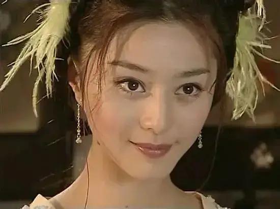 朋友圈的刘亦菲，头骨优越面部饱满流畅，范冰