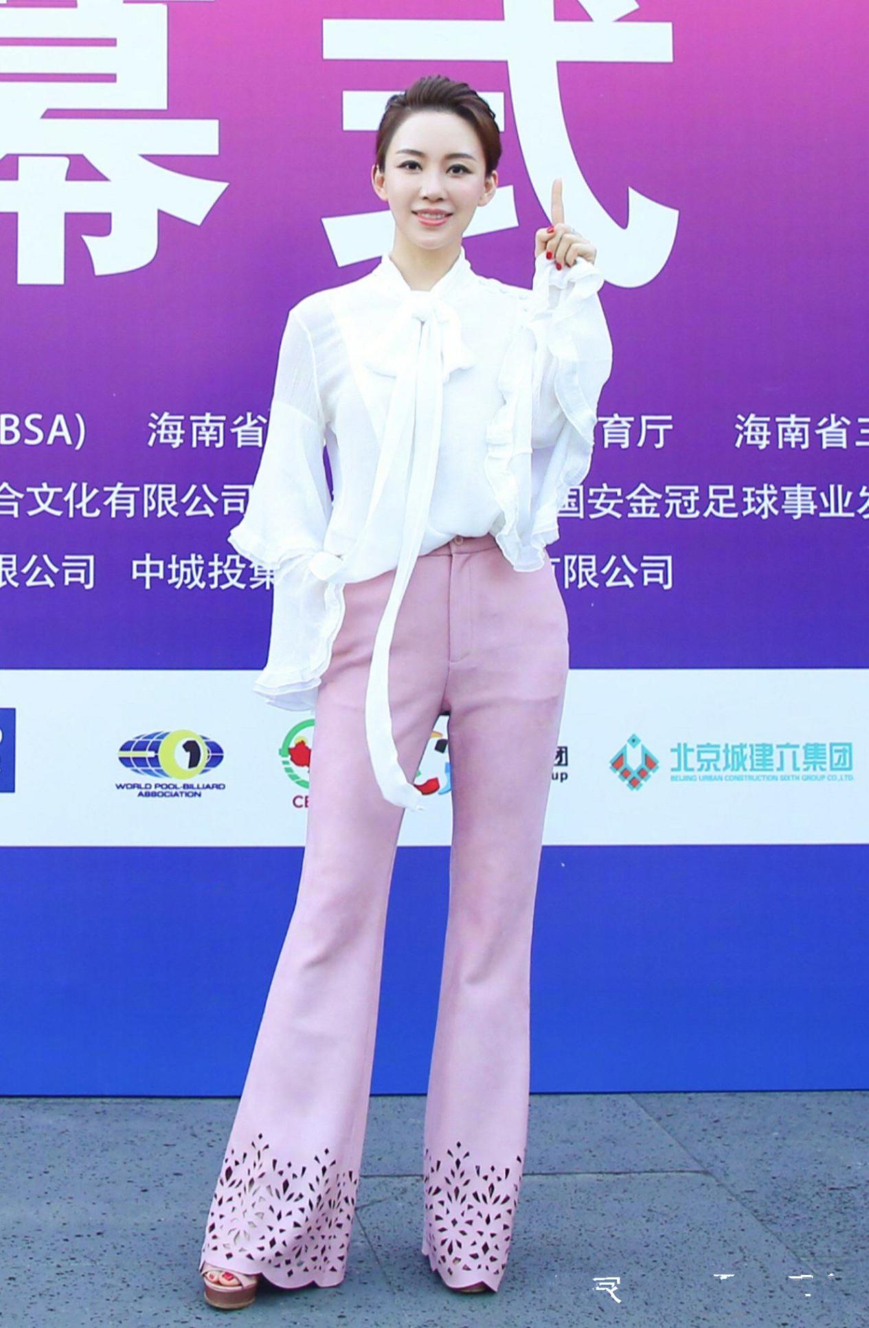 为何潘晓婷年近40还没结婚？看看她洗完澡的自拍