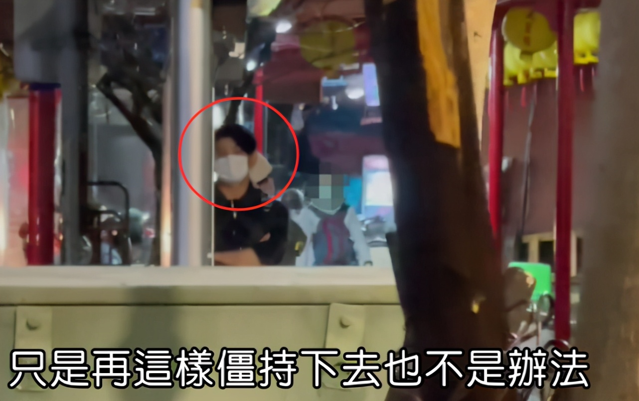 刘诗诗吴奇隆信步台北街头被捕获，发现镜头后吴奇隆本能反应亮了