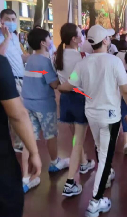 甄子丹一家四口逛街，羡慕女儿身材长相，和小18岁的娇妻