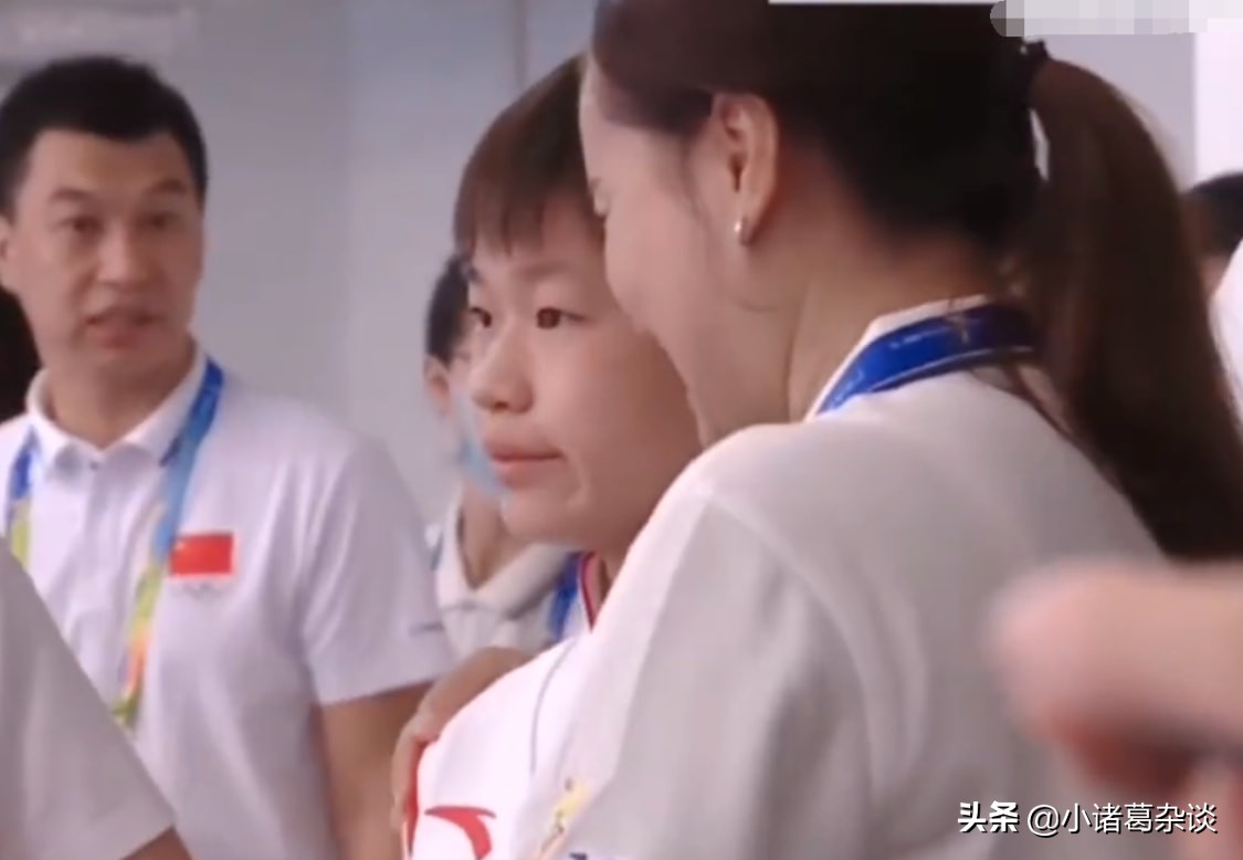 全红婵真烦了！被摸下巴+架起来合影，嘟嘴内心崩溃，成吉祥物了
