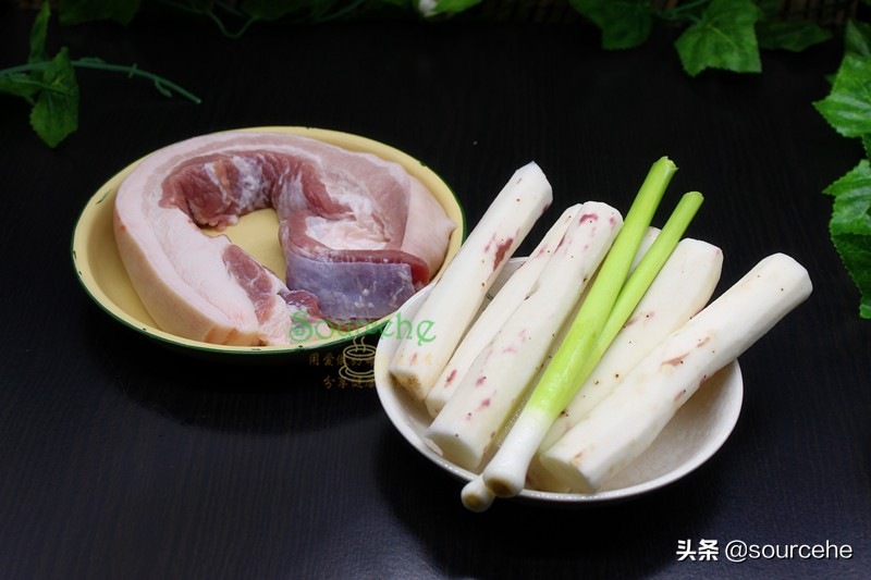 秋冬季，五花肉別紅燒，加山藥倒入砂鍋燉一燉，熱乎乎很暖胃