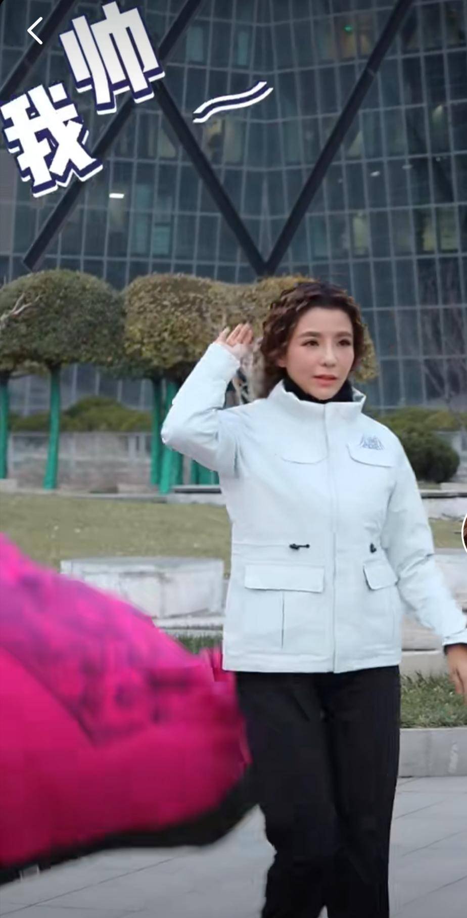 6位央视主持人室外走秀，朱迅出场不到2秒钟，康