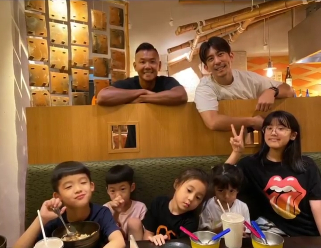 修杰楷陈建州一起带娃，咘咘求亲亲，飞飞却只想举高高，不解风情