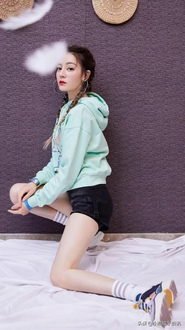 美女明星都钟爱什么美甲？热巴女神，超级喜欢大红色美甲，太美了