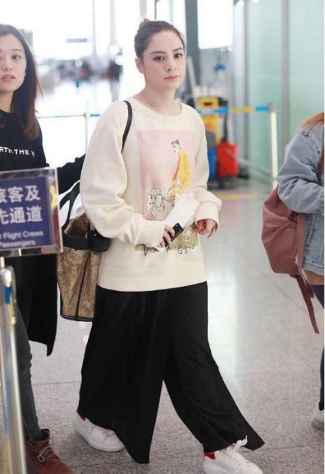 婚姻里的不幸全写在脸上！阿娇面部浮肿穿“奶奶裤”现身被嘲大妈