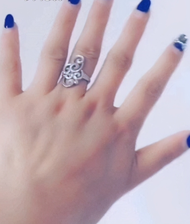 「12根」女子天生12根手指自嘲六指琴魔 心态乐观自侃做美甲费钱