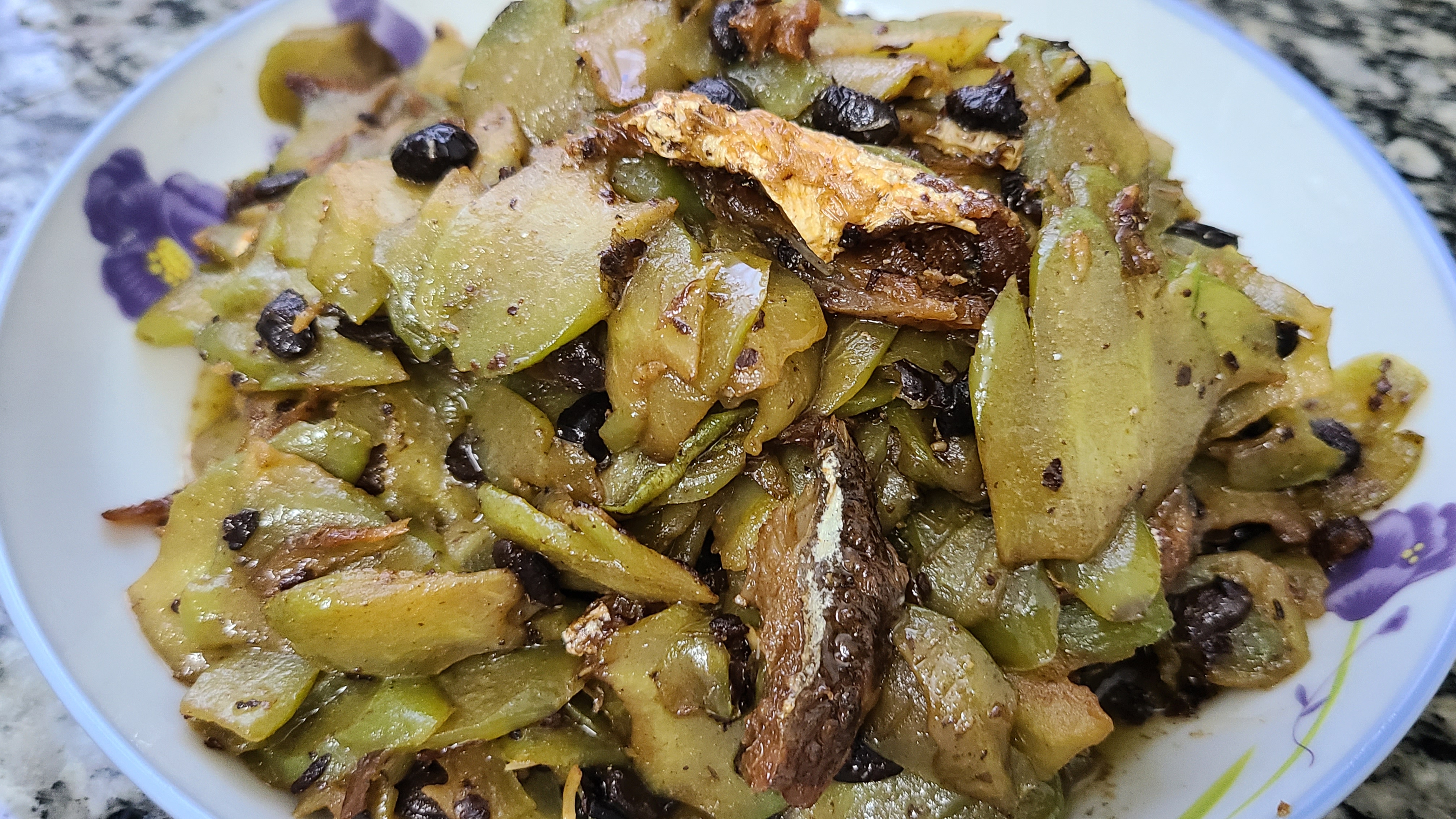 豆豉鲮鱼炒苦瓜，广东人夏天经常吃的家常菜，下饭又好吃