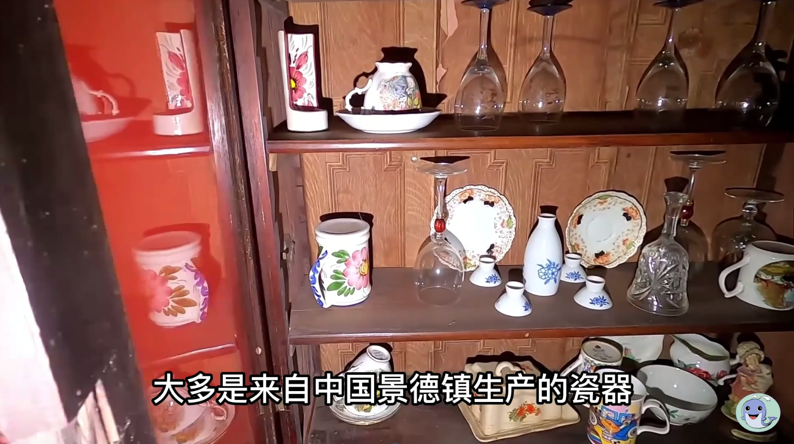 这是一栋被主人遗弃的房屋，价值180万的汽车都不要了