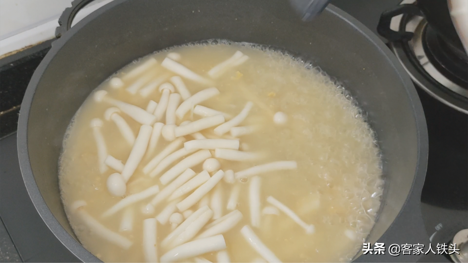 廣東人愛吃的蝦卷菌鮮上湯，8只鮮蝦做一鍋，香濃味美營養又好吃