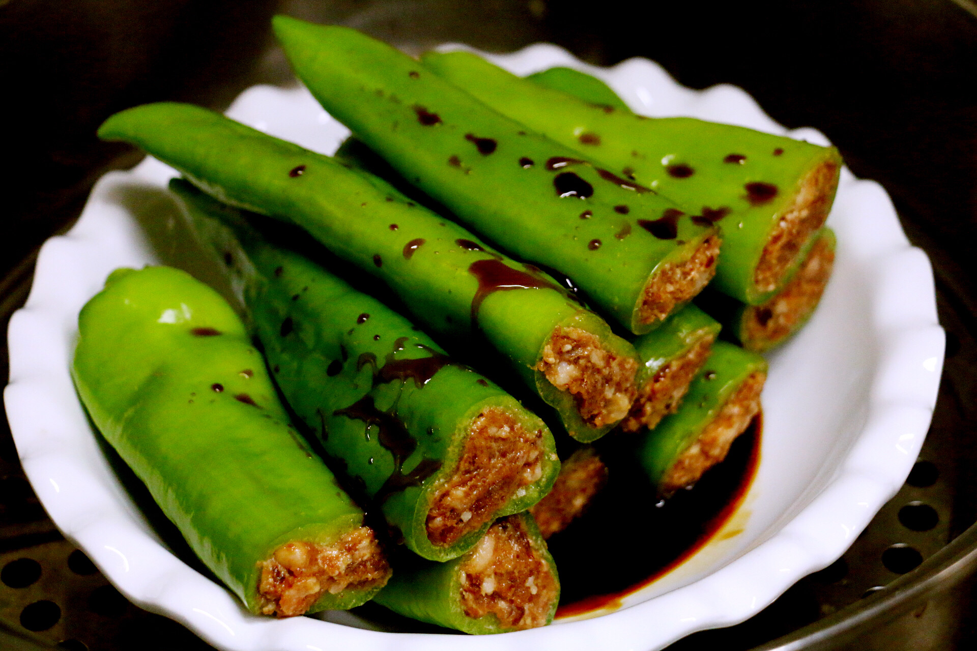 尖椒釀肉用蒸的方法來做，香而不膩，咸鮮微辣，真香