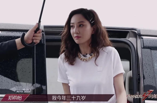 “浪姐”当红时上直播百万人观看，被扯裤子只剩内内后尴尬离场