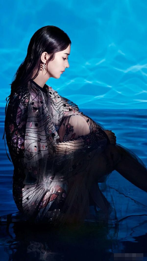 32岁赵丽颖个性独特，百变女神的穿搭时尚，让魅力更上一层楼