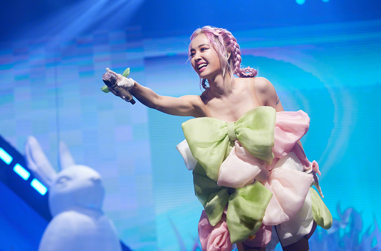 Kimi：連續2年和蔡依林合影，去年到她的肩膀處今年倆人就一樣高