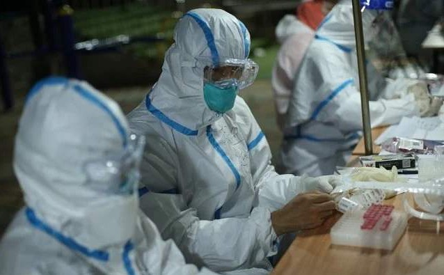 忍痛扔菜、2000人被隔离！看疫情暴风眼中的滞留