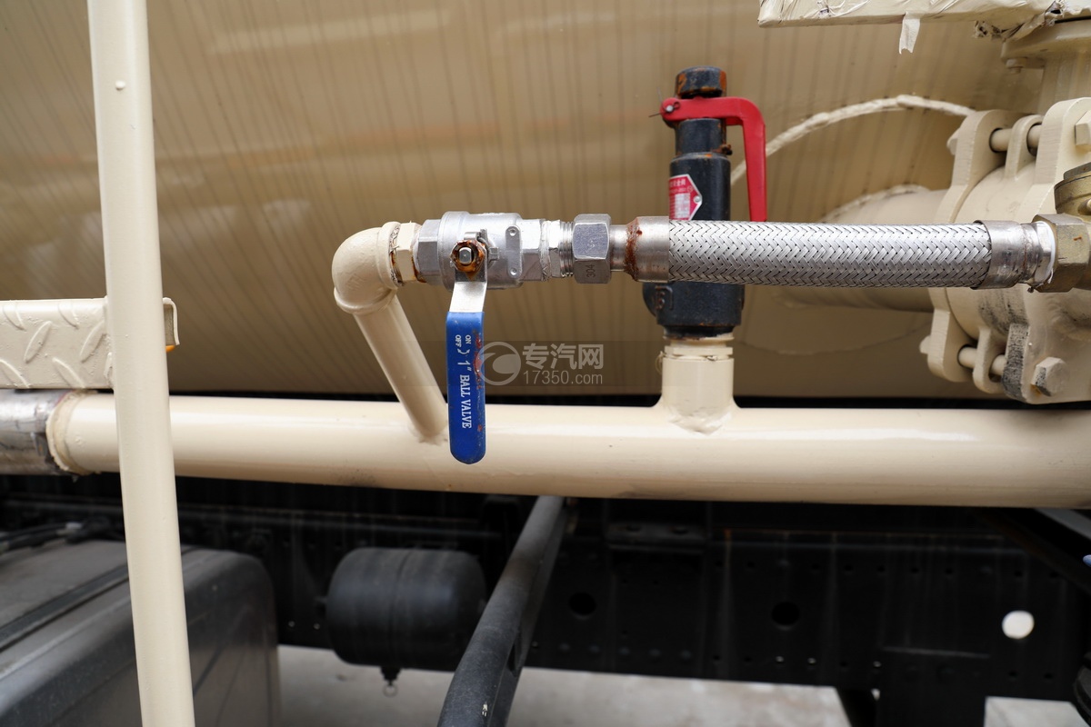 散装水泥专用车——东风单桥国六粉粒物料运输车