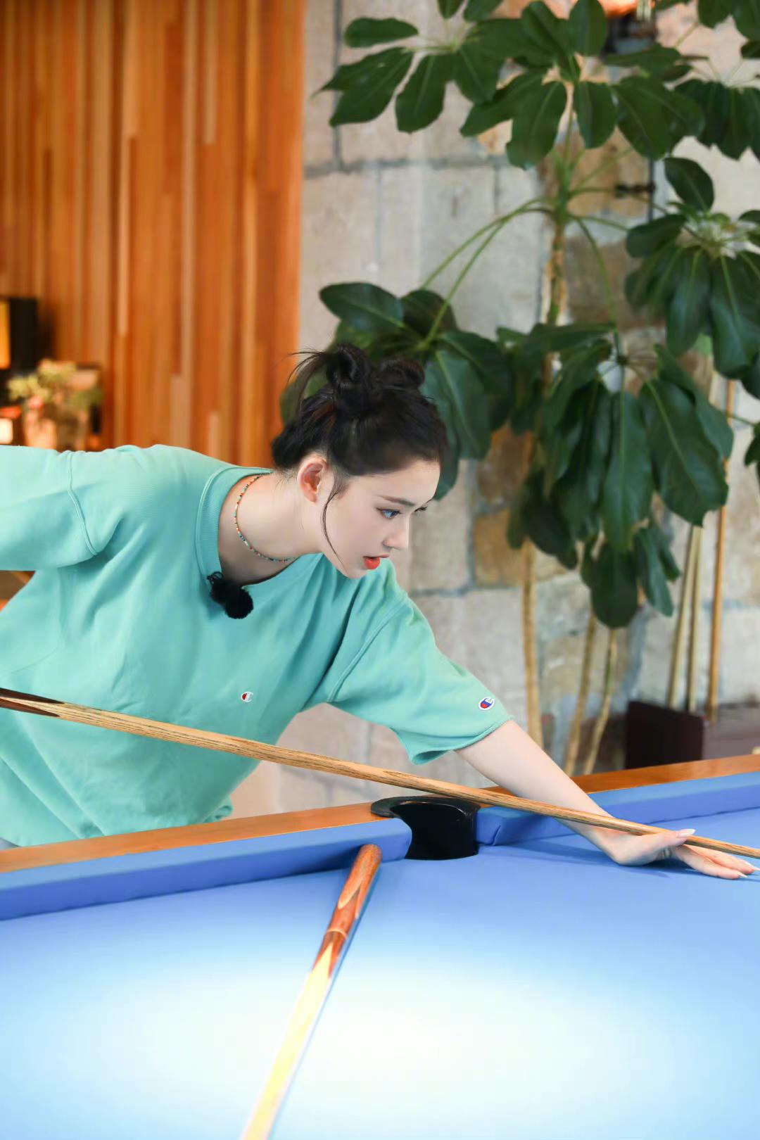 林允录制湖南卫视节目,双丸子头彩色项链手链,都是少女风标配