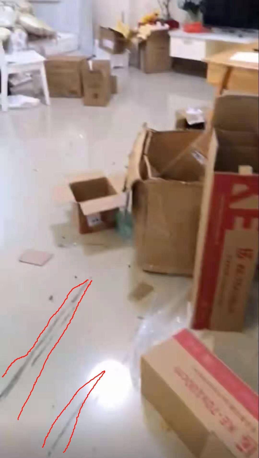 被直播间背景出卖，富婆李湘表面光鲜，却被爆