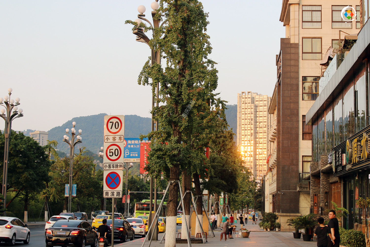 谁说重庆南岸区停滞不前？蓬勃发展的南滨路，已经达到国家级水平