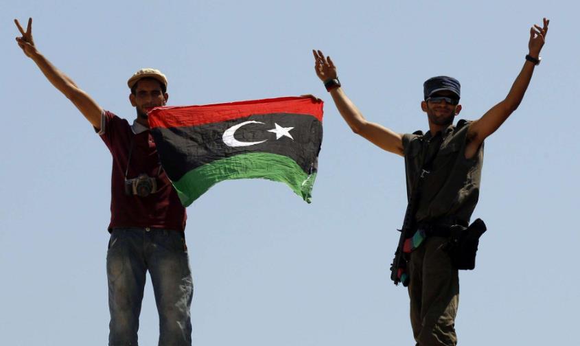 80余枚导弹硬生生砸向机场，两架客机当场损毁，