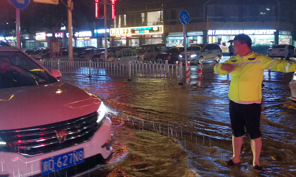 以身测水位 邯郸交巡警雨中帮群众脱离困境